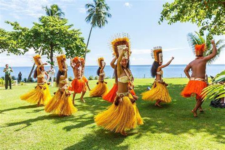 Are hawaiians and tahitians related?