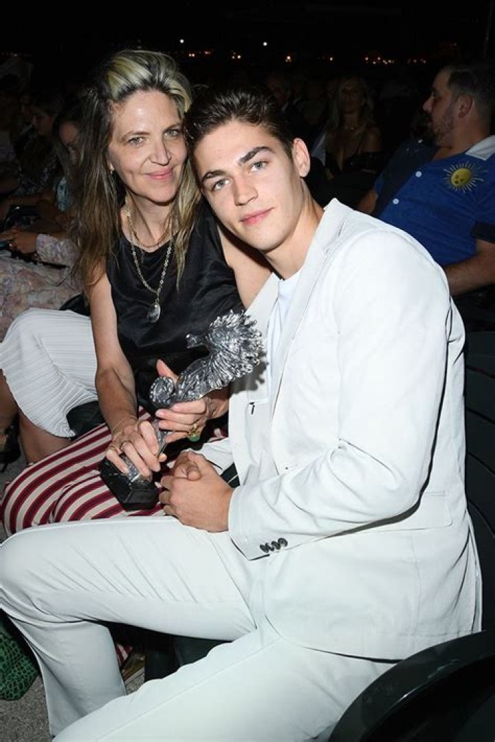 Are hero fiennes tiffin parents together?