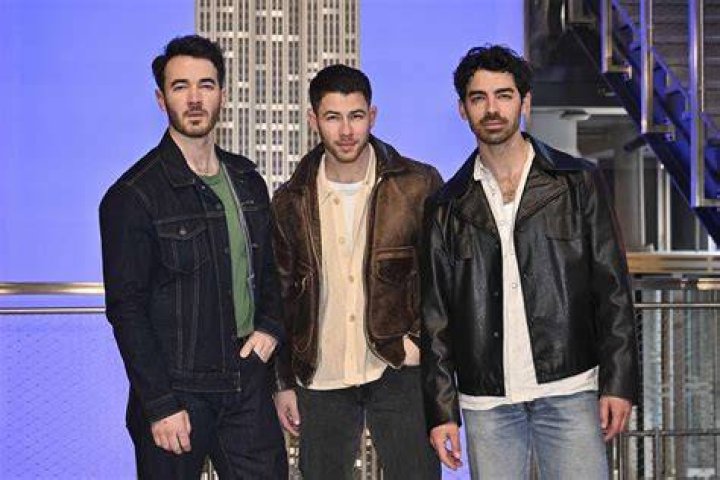 Are the jonas brothers still together?