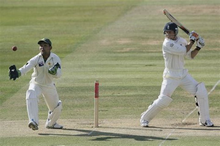 Can fielders wear gloves in cricket?