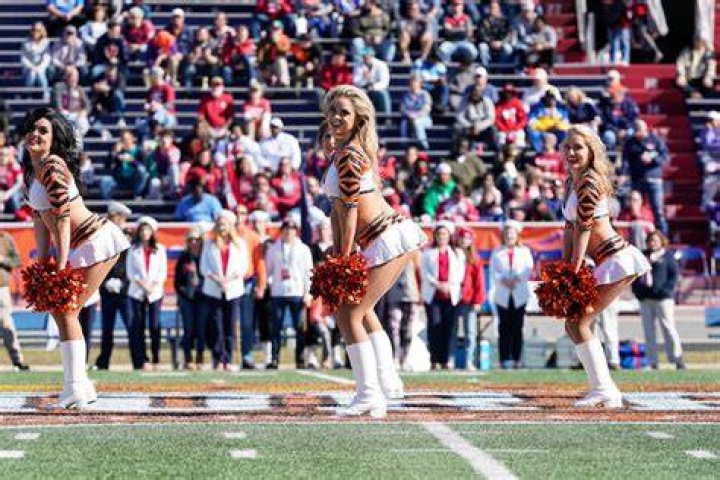 Can nfl players date cheerleaders?