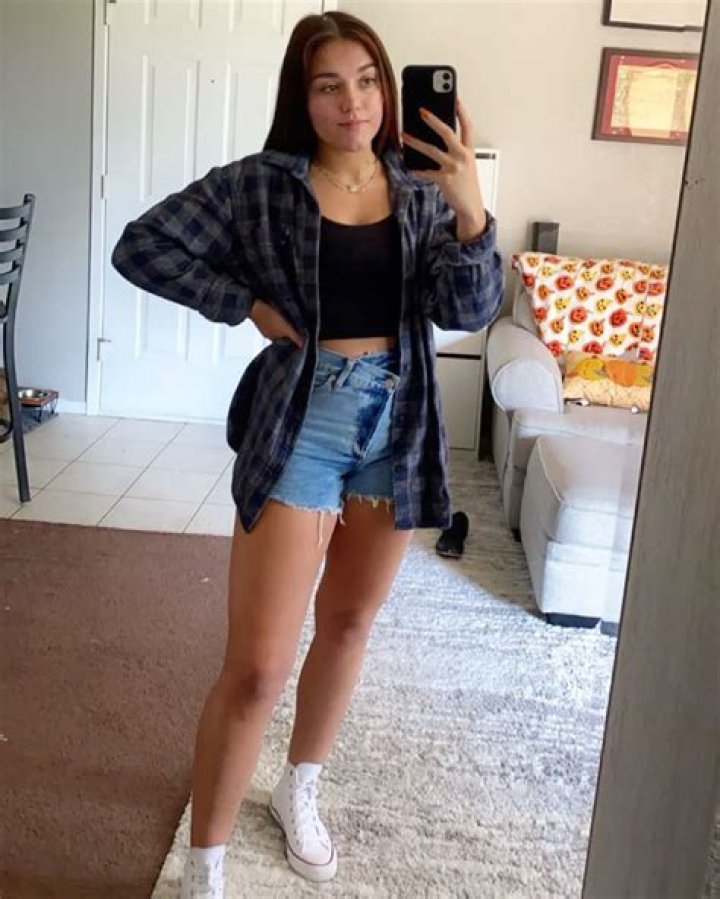 Can you wear flannels with shorts?