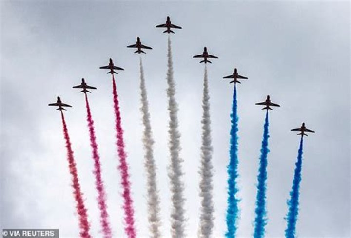 Where are the red arrows flying on ve day?