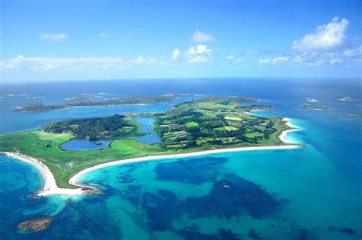 Who owns tresco scilly isles?